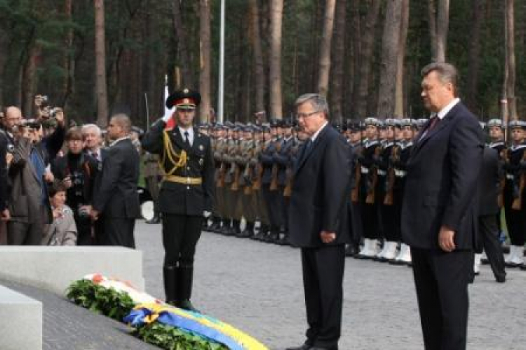 Prezydent B. Komorowski i prezydent W. Janukowycz na uroczystości otwarcia cmentarza w Bykowni. Fot. PAP/P. Supernak