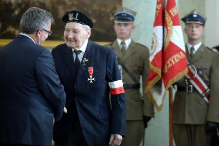 Jerzy Łastowski (P) został odznaczony Krzyżem Oficerskim OOP. Fot. PAP/J. Turczyk 