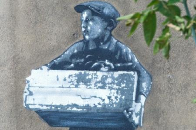 Mural przedstawiający wizerunek dziecka żydowskiego z łódzkiego getta, na kamienicy w Łodzi. Fot. PAP/G. Michałowski