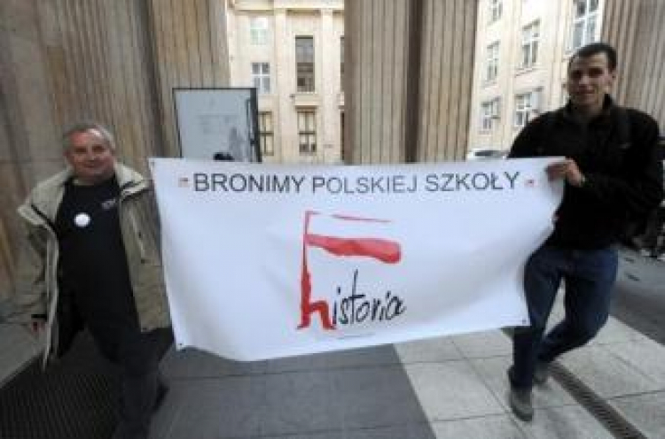 Pikieta przed Ministerstwem Edukacji Narodowej w Warszawie. Fot. PAP/G. Jakubowski Pikieta przed Ministerstwem Edukacji Narodowej w Warszawie. Fot. PAP/G. Jakubowski