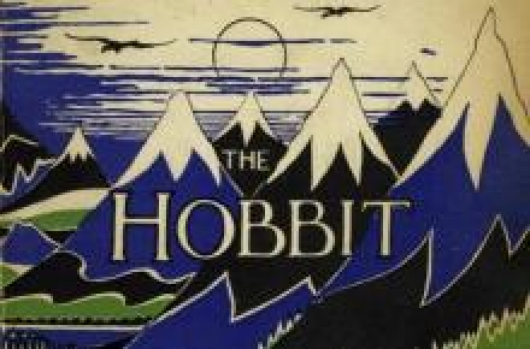 Okładka pierwszego wydania powieści "Hobbit, czyli tam i z powrotem" Tolkiena. Fot. PAP/EPA 