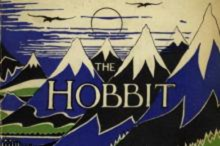 Okładka pierwszego wydania powieści "Hobbit, czyli tam i z powrotem" Tolkiena. Fot. PAP/EPA