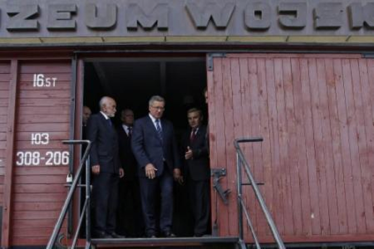 Prezydent RP Bronisław Komorowski zwiedza wystawę „O projekcie Muzeum Polskiego Sybiru...”. Fot. PAP/A. Reszko