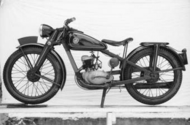 Motocykl SHL M04. 1949 r. Fot. PAP/CAF