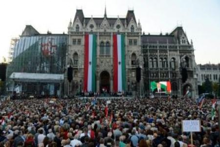 Manifestacja przed budynkiem parlamentu. Budapeszt, 23.10.2012. Fot. PAP/EPA