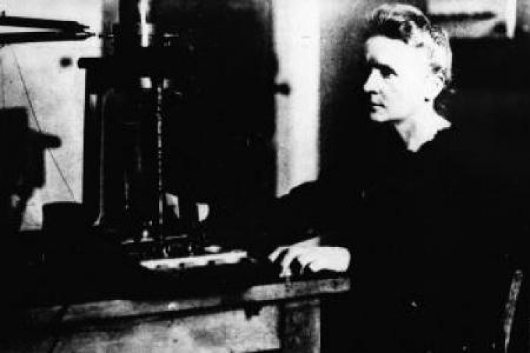 Maria Skłodowska-Curie w laboratorium. Fot. PAP/CAF/Reprod./ W. Rozmysłowicz 