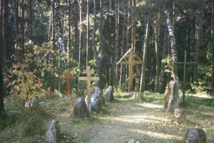 Groby ofiar NKWD na uroczysku Kuropaty. Fot. Wikimedia Commons