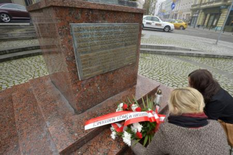 Akcja „Zapal znicz pamięci”. Pomnik Leona Barciczewskiego w Bydgoszczy. Fot. PAP/T. Żmijewski Akcja „Zapal znicz pamięci”. Pomnik Leona Barciczewskiego w Bydgoszczy. Fot. PAP/T. Żmijewski