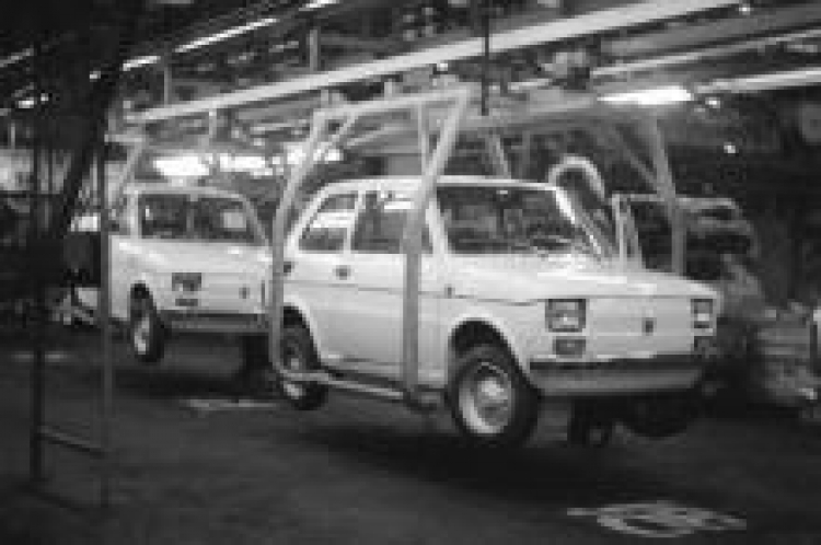 Samochody Fiat 126 na taśmie montażowej. Fot. NAC