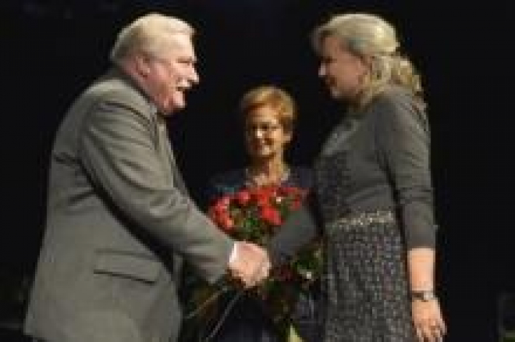 Były prezydent Lech Wałęsa, Danuta Wałęsa i Krystyna Janda po premierze monodramu  "Danuta W.". Fot. PAP/A. Warżawa