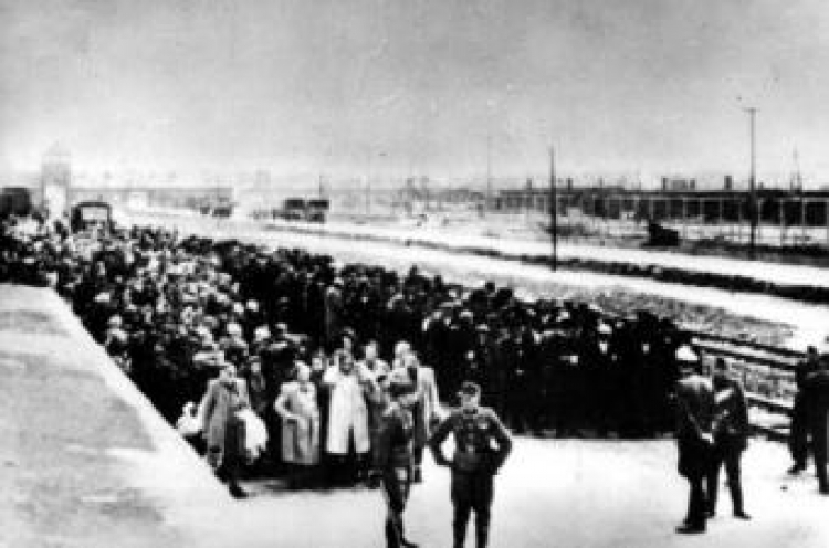 Auschwitz. Selekcja więźniów na rampie. PAP/CAF/Reprodukcja 