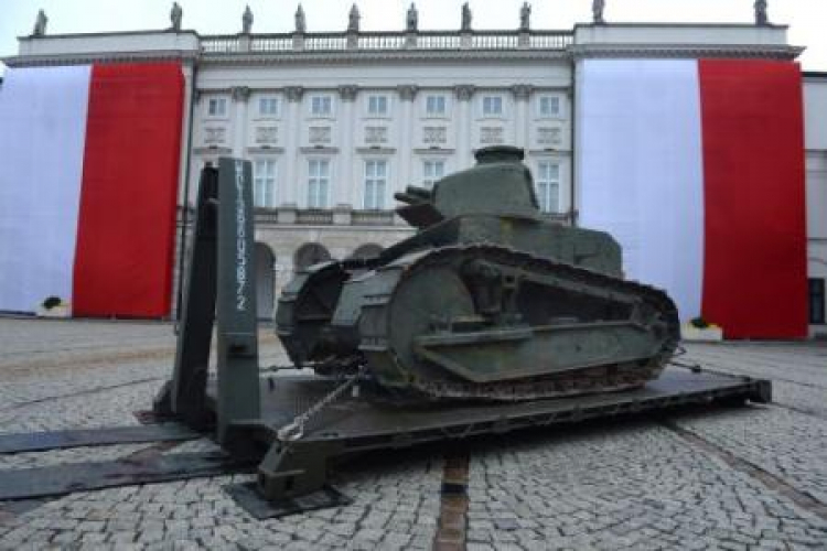 Zabytkowy czołg Renault FT-17 na dziedzińcu Pałacu Prezydenckiego. Fot. PAP/J. Turczyk Zabytkowy czołg Renault FT-17 na dziedzińcu Pałacu Prezydenckiego. Fot. PAP/J. Turczyk