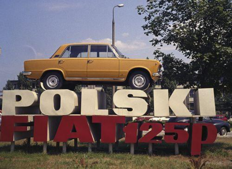 Reklama Fiata 125p przed siedzibą FSO na warszawskim Żeraniu. Fot. PAP/J. Rosikoń