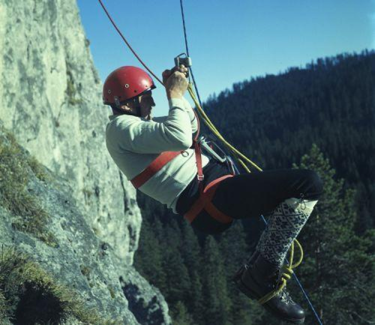 Trening ratowników Górskiego Ochotniczego Pogotowia Ratunkowego (GOPR). 1977 r. Fot. PAP/S. Momot