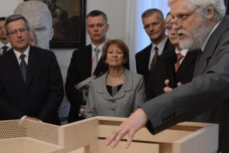 Krzysztof Jaraczewski (P) prezentuje w Belwederze koncepcję muzeum Józefa Piłsudskiego. Fot. PAP/J. Turczyk
