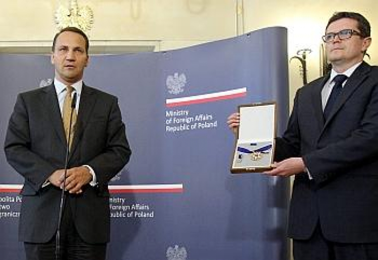 Minister R. Sikorski i M. Bosacki prezentują Medal Wolności przyznany Janowi Karskiemu. Fot. PAP/L. Szymański