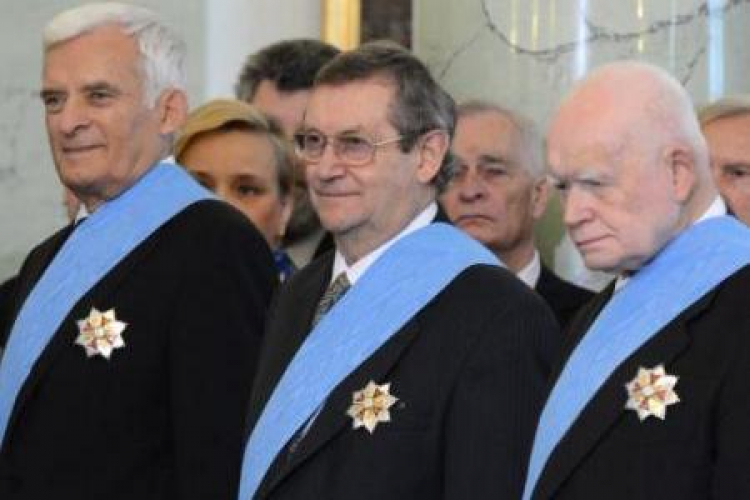 Ordere Orła Białego prof. Jerzy Buzek, prof. Norman Davies i Adam Strzembosz. Fot. PAP/J. Turczyk Ordere Orła Białego prof. Jerzy Buzek, prof. Norman Davies i Adam Strzembosz. Fot. PAP/J. Turczyk