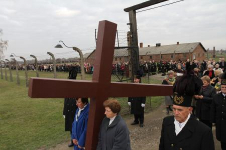 Droga Krzyżowa w KL Auschwitz. Fot. PAP/J. Bednarczyk