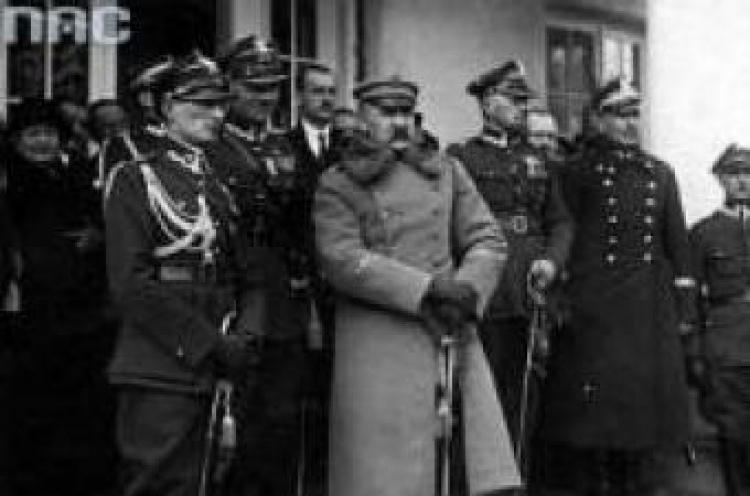 Józef Piłsudski w otoczeniu oficerów i cywili na schodach swojej willi w Sulejówku. 1925.03.19. Fot. NAC 