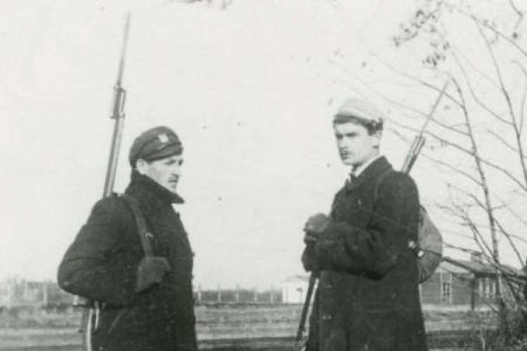 Członkowie Polskiej Organizacji Wojskowej podczas patrolu. Warsztaty kolejowe, Warszawa-Wola. Listopad 1918 r. Fot. CAW