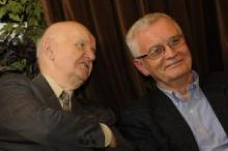 Janusz Tazbir i Jacek Moskwa. Fot. PAP/A. Rybczyński