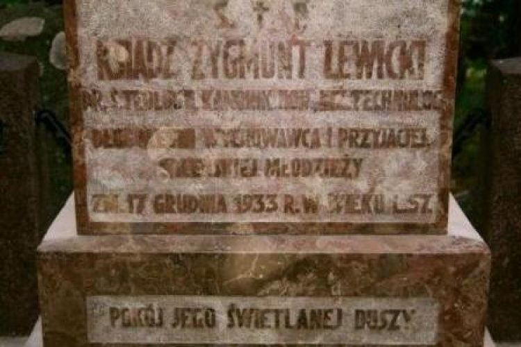 Nagrobek ks. Zygmunta Lewickiego na cmentarzu Antokolskim. Fot. MKiDN