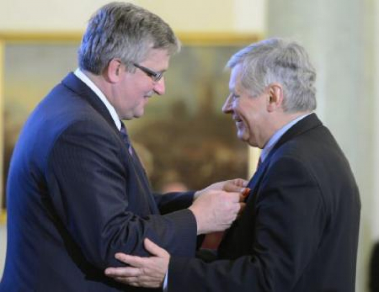 Prezydent Bronisław Komorowski odznaczył Andrzeja Zaorskiego Krzyżem Kawalerskim. Fot. PAP/J. Turczyk Prezydent Bronisław Komorowski odznaczył Andrzeja Zaorskiego Krzyżem Kawalerskim. Fot. PAP/J. Turczyk