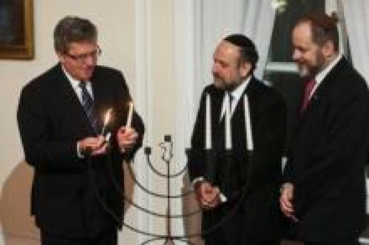 Prezydent B. Komorowski, M. Schudrich i P. Kadlcik. Fot. PAP/R. Guz