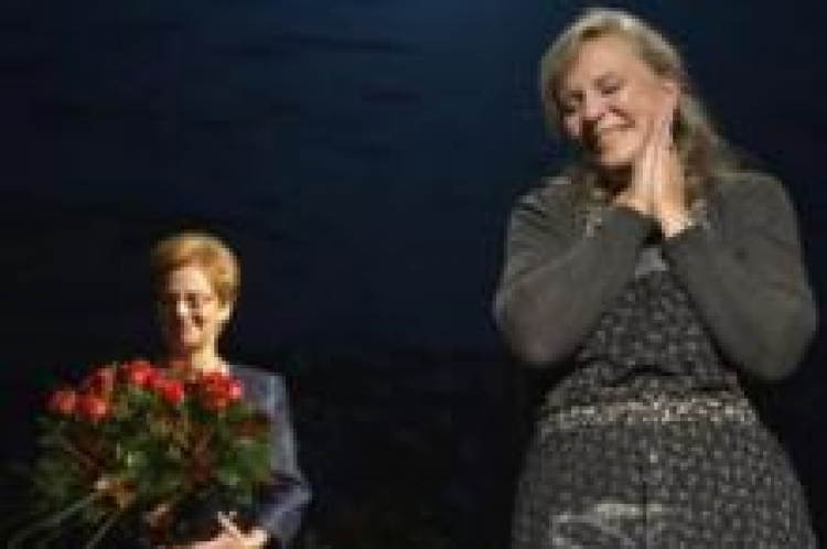 Danuta Wałęsa i Krystyna Janda po premierze monodramu "Danuta W." w Teatrze Wybrzeże. Fot. PAP/A. Warżawa