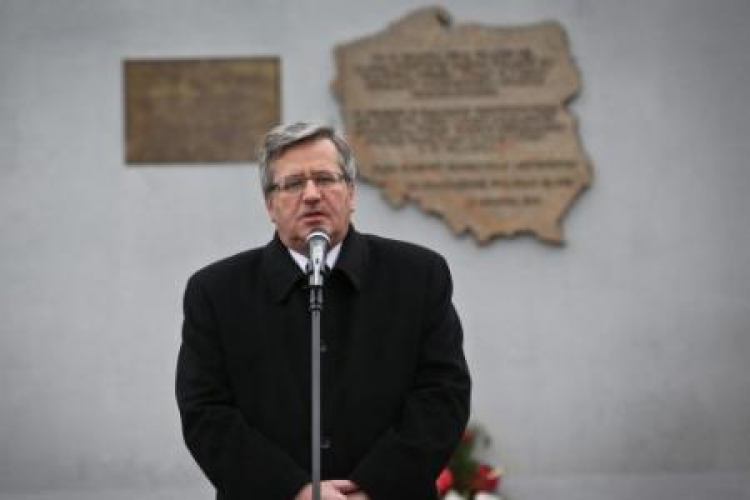 Prezydent Bronisław Komorowski przemawia przed Aresztem Śledczym w warszawskiej Białołęce. Fot. PAP/R. Guz Prezydent Bronisław Komorowski przemawia przed Aresztem Śledczym w warszawskiej Białołęce. Fot. PAP/R. Guz