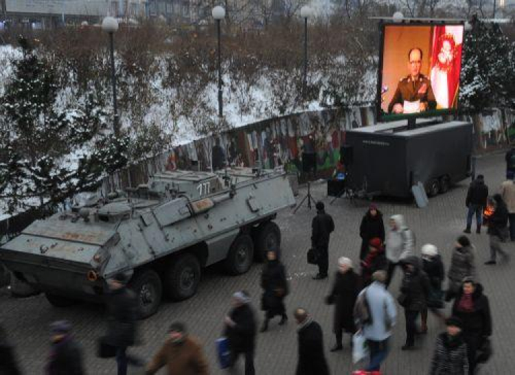 Akcja "Młodzi Pamiętają" w 31. rocznicę wprowadzenia stanu wojennego. Warszawa, 13.12.2012. Fot. PAP/G. Jakubowski