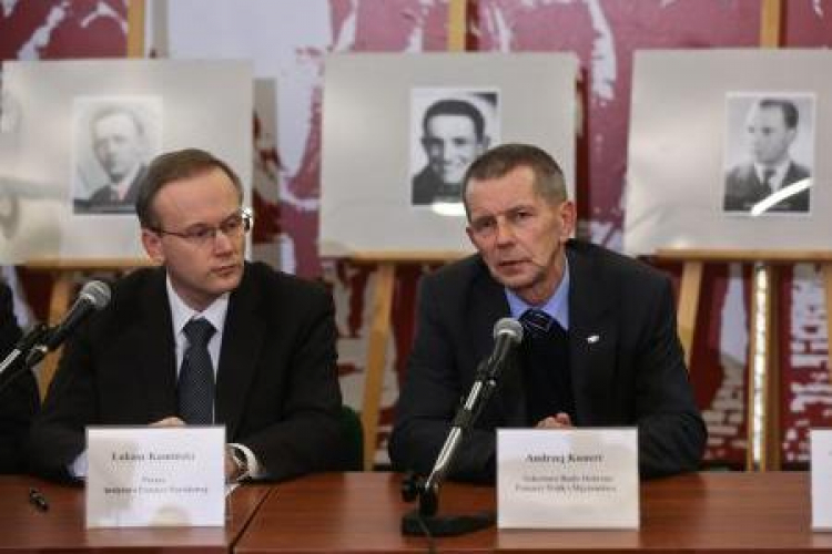 Łukasz Kamiński (z lewej) i Andrzej Kunert, w tle zdjęcia zidentyfikowanych ofiar. Fot. PAP/Rafał Guz Łukasz Kamiński (z lewej) i Andrzej Kunert, w tle zdjęcia zidentyfikowanych ofiar. Fot. PAP/Rafał Guz