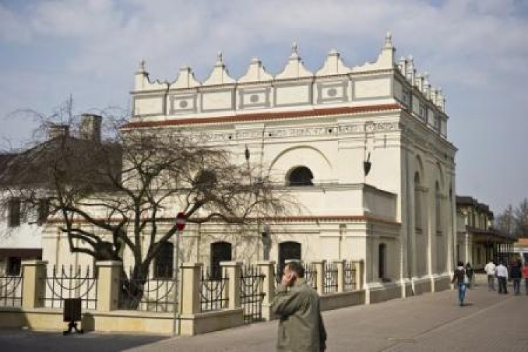 Gmach renesansowej synagogi na Starym Mieście w Zamościu. Fot. PAP/W. Pacewicz