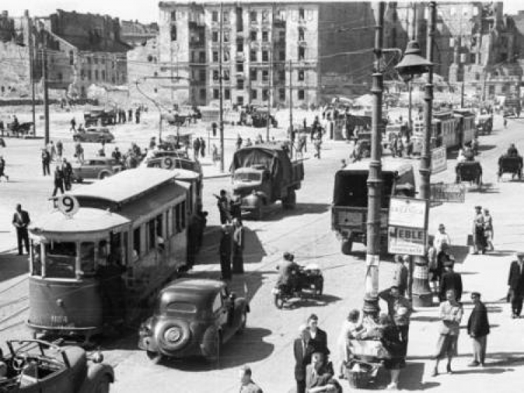 Skrzyżowanie Marszałkowskiej i Alej Jerozolimskich; w tle ul. Chmielna. Warszawa, 1946. Fot. PAP/CAF/S. Dąbrowiecki