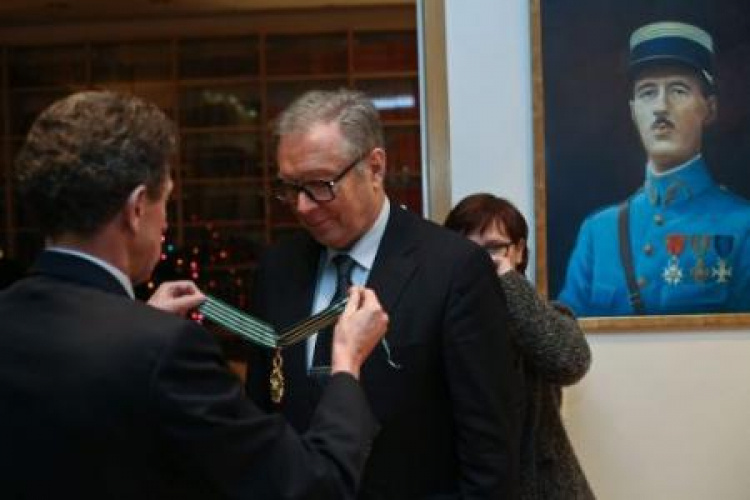 Ambasador Pierre Buhler wręcza Krzysztofowi Zanussiemu insygnia Komandora Orderu Sztuk i Literatury. Fot. PAP/R. Guz 