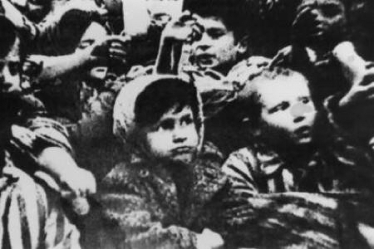 Dzieci z KL Auschwitz-Birkenau pokazują wytatuowane numery. Zdjęcie ze stycznia 1945 r. Fot. PAP/CAF 