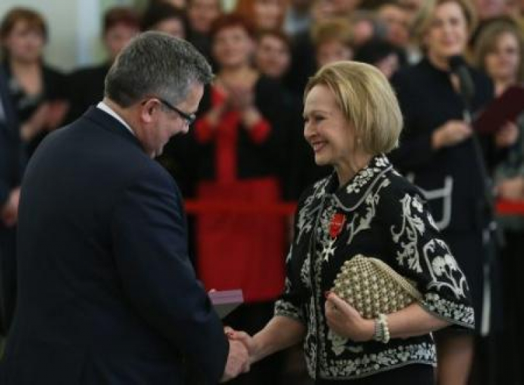 Prezydent RP Bronisław Komorowski odznacza aktorkę Grażynę Barszczewską. Fot. PAP/R. Guz