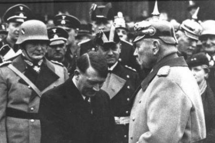 Kanclerz Rzeszy Adolf Hitler odbiera gratulacje od prezydenta Paula von Hindenburga. Berlin. 1933 r. Fot. NAC