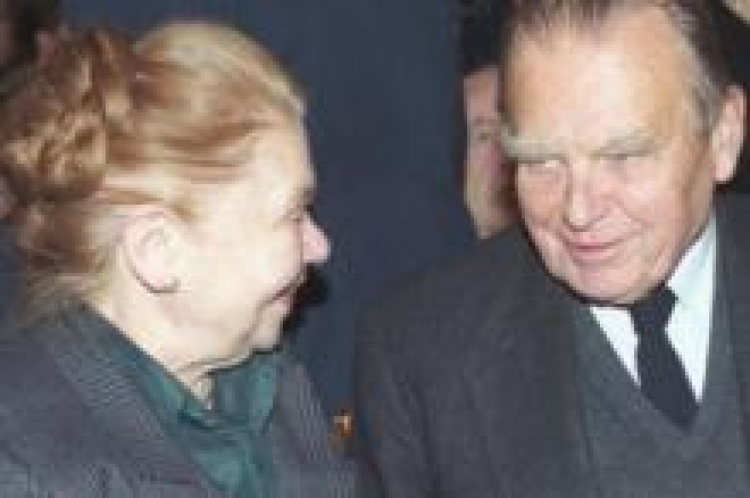 Julia Hartwig i Czesław Miłosz. Warszawa 04.11.1993. Fot. PAP/M. Belina Brzozowski