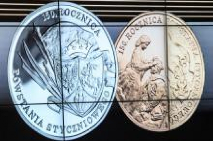 Monety wprowadzone przez NBP z okazji 150. rocznicy Powstania Styczniowego. Fot. PAP/J. Kamiński