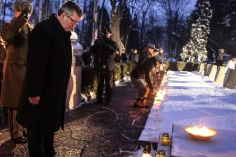 Prezydent Bronisław Komorowski przy mogiłach Powstańców z 1863 r. na Powązkach. Fot. PAP/J. Kamiński Prezydent Bronisław Komorowski przy mogiłach Powstańców z 1863 r. na Powązkach. Fot. PAP/J. Kamiński