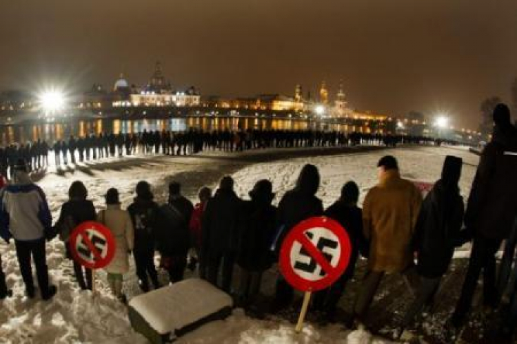Ludzki łańcuch przeciwko neonazistom w Dreźnie. Fot. PAP/EPA