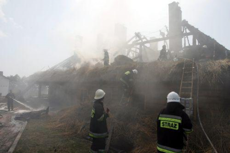 Pożar karczmy na terenie Osady Średniowiecznej w Hucie Szklanej. Fot. PAP/P. Polak Pożar karczmy na terenie Osady Średniowiecznej w Hucie Szklanej. Fot. PAP/P. Polak