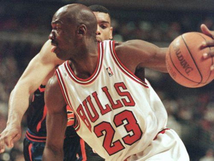 Michael Jordan podczas meczu NBA Chicago Bulls - New York Knicks. 1998 r. Fot. PAP/EPA