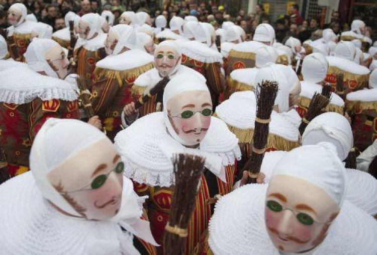 Gilles de Binche ubrani w tradycyjne kostiumy podczas karnawałowej parady na ulicach Binche. Fot. PAP/W. Dąbkowski