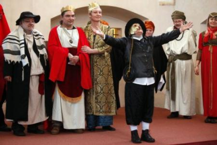 W zabytkowej synagodze w Tykocinie odbył się pokaz obchodów święta Purim. Fot. PAP/A. Reszko