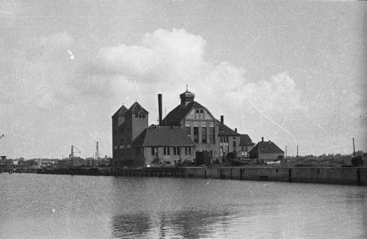 Świnoujście, zabudowania portowe. 1948. Fot. PAP/CAF