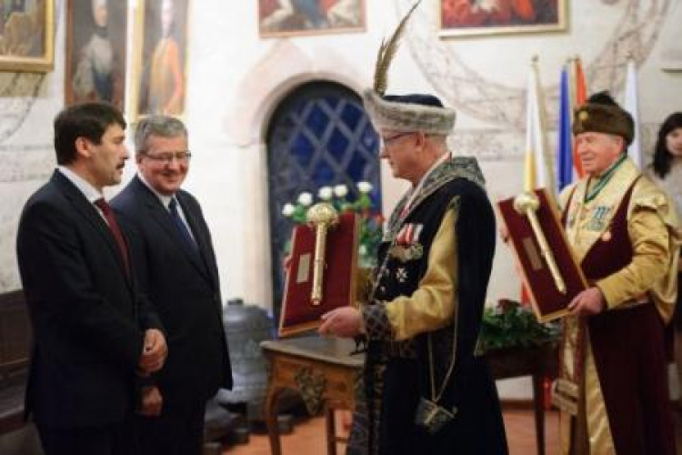 Prezydent RP Bronisław Komorowski oraz prezydent Węgier Janos Ader w tarnowskim ratuszu. Fot. PAP/P. Topolski