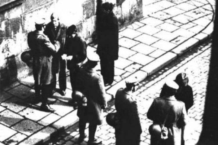 Marzec 68 w Krakowie. Studenci legitymowani przez milicjantów. Fot. PAP/A. Bujak Kraków, 1968-03. 