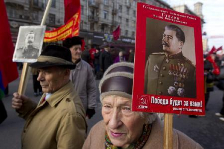 Zwolennicy Stalina na ulicy w Moskwie. Fot. PAP/EPA